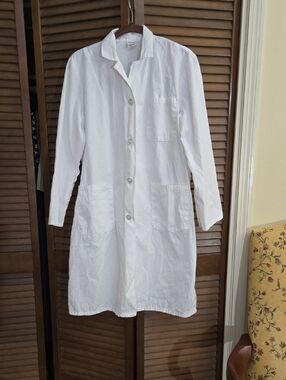 Classic White Women's Long Button-Front Lab Coat Excellent Condition